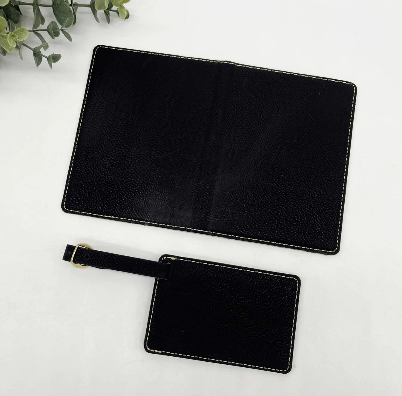 PORTE-PASSEPORT ET ÉTIQUETTE À BAGAGES POUR DEUX PERSONNES DE MÊME CÔTÉ