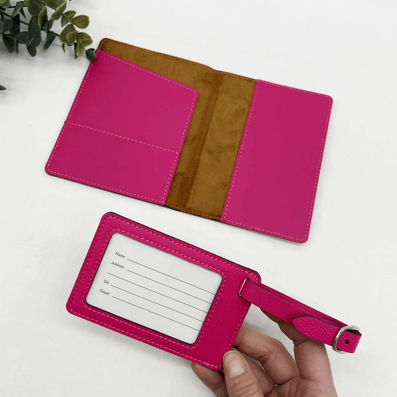 PORTE-PASSEPORT ET ÉTIQUETTE À BAGAGES POUR DEUX PERSONNES DE MÊME CÔTÉ