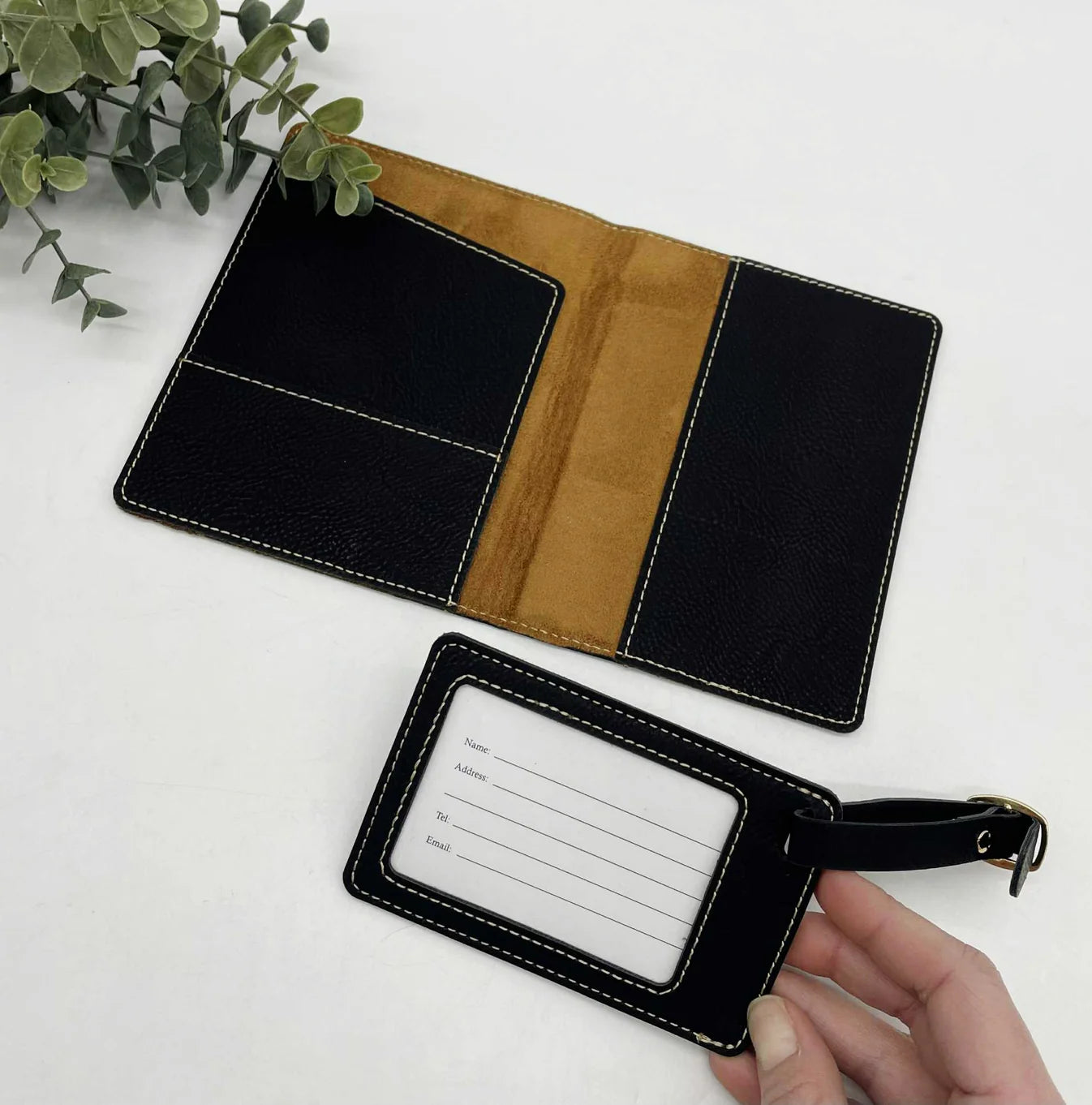 PORTE-PASSEPORT ET ÉTIQUETTE À BAGAGES POUR DEUX PERSONNES DE MÊME CÔTÉ