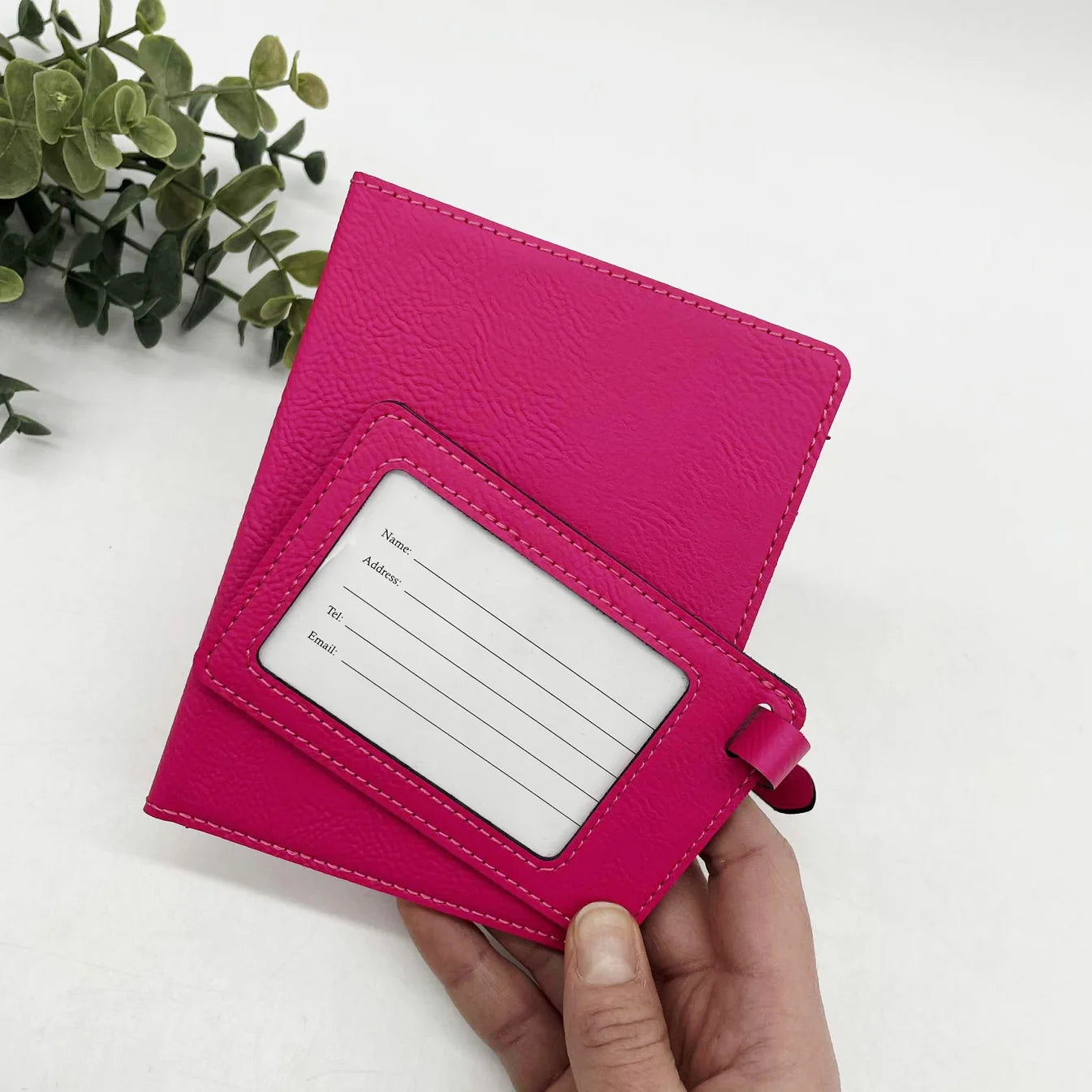 PORTE-PASSEPORT ET ÉTIQUETTE À BAGAGES POUR DEUX PERSONNES DE MÊME CÔTÉ